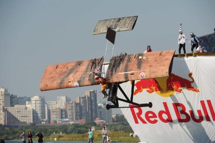 Москва. Фестиваль самодельных летательных аппаратов `Red Bull Flugtag 2015` на Гребном канале.