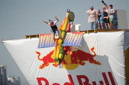 Москва. Фестиваль самодельных летательных аппаратов `Red Bull Flugtag 2015` на Гребном канале.