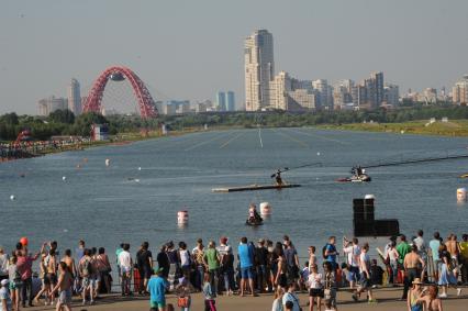 Москва. Фестиваль самодельных летательных аппаратов `Red Bull Flugtag 2015` на Гребном канале. Живописный мост.