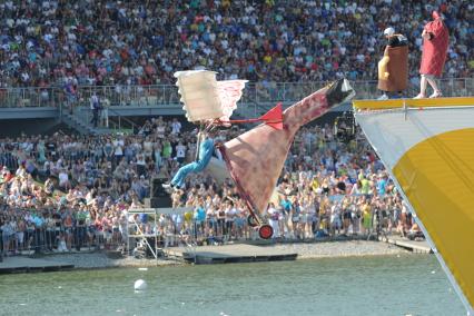 Москва. Фестиваль самодельных летательных аппаратов `Red Bull Flugtag 2015` на Гребном канале.