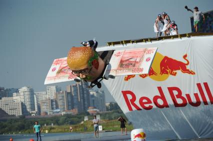 Москва. Фестиваль самодельных летательных аппаратов `Red Bull Flugtag 2015` на Гребном канале.