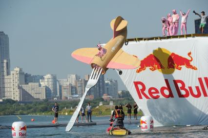 Москва. Фестиваль самодельных летательных аппаратов `Red Bull Flugtag 2015` на Гребном канале.