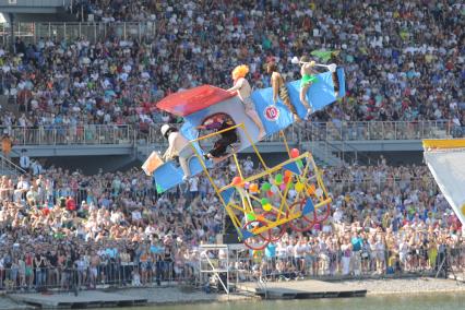 Москва. Фестиваль самодельных летательных аппаратов `Red Bull Flugtag 2015` на Гребном канале.