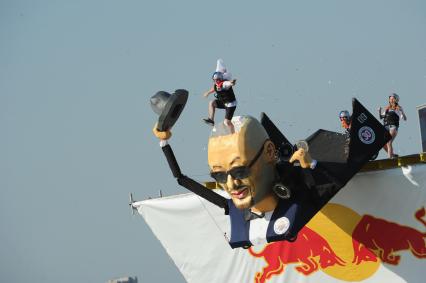 Москва. Фестиваль самодельных летательных аппаратов `Red Bull Flugtag 2015` на Гребном канале.