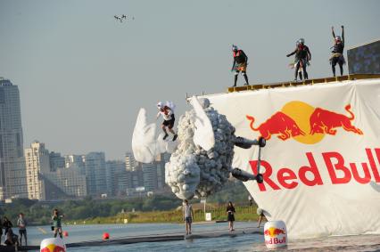 Москва. Фестиваль самодельных летательных аппаратов `Red Bull Flugtag 2015` на Гребном канале.