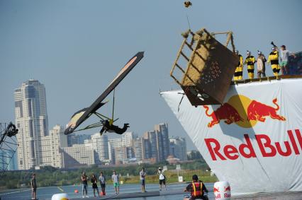 Москва. Фестиваль самодельных летательных аппаратов `Red Bull Flugtag 2015` на Гребном канале.