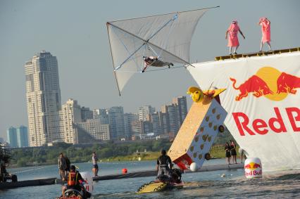 Москва. Фестиваль самодельных летательных аппаратов `Red Bull Flugtag 2015` на Гребном канале.