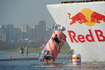 Москва. Фестиваль самодельных летательных аппаратов `Red Bull Flugtag 2015` на Гребном канале.