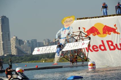 Москва. Фестиваль самодельных летательных аппаратов `Red Bull Flugtag 2015` на Гребном канале. Летательный аппарат `Елена Малышева` команды Black Ant Crew из Москвы стал победителем .