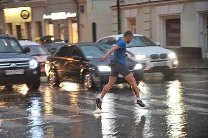 Ливень в Москве. Юноша перебегает дорогу.