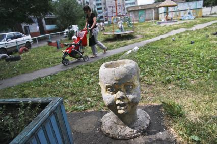 Барнаул. Урна в виде головы ребенка на детской площадке.