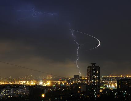 Москва. Выхино. Молния и след от летящего вертолета, оставленного за 30 секунд на матрице фотоаппарата до разряда молнии.