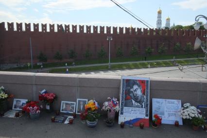 Москва. Цветы на Большом Москворецком мосту, где 27 февраля 2015 года был убит политик Борис Немцов.