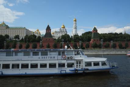 Москва. Прогулочный теплоход плывет по Москва-реке мимо Кремлевской набережной.