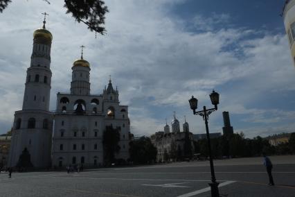 Московский Кремль. Колокольня Ивана Великого и Успенская звонница на Соборной площади.