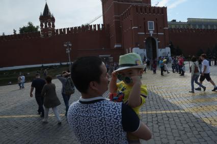 Москва. Люди гуляют по Красной площади.