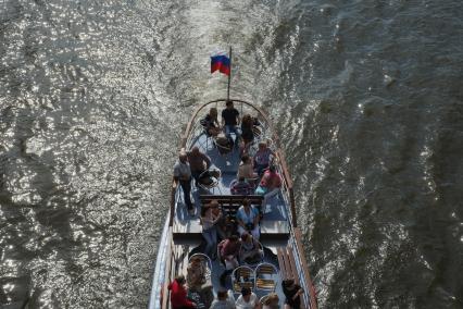 Москва. Экскурсионный теплоход плывет по Москва-реке.