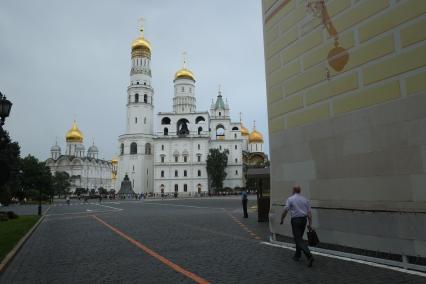 Московский Кремль. Архангельский собор (слева) и колокольня Ивана Великого и Успенская звонница на Соборной площади.