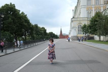 Москва. Люди гуляют по Московскому Кремлю.