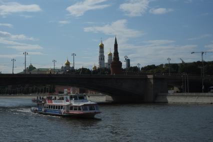 Москва. Прогулочный катер плывет по Москва-реке.