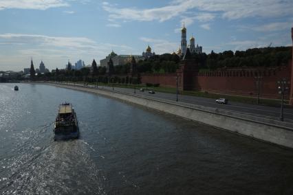 Москва. Москва-река и Кремлевская набережная.