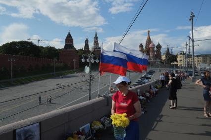Москва. Цветы на Большом Москворецком мосту, где 27 февраля 2015 года был убит политик Борис Немцов.