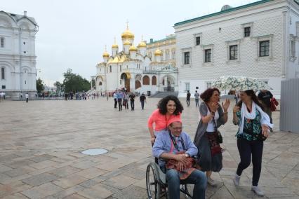 Москва. Люди гуляют по Соборной площади Московского Кремля.