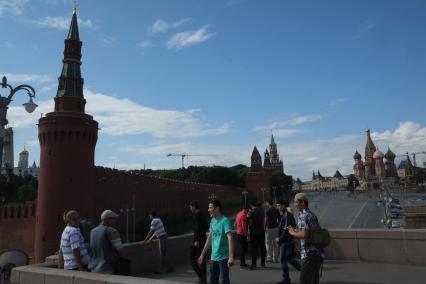 Москва. Мигранты на Большом Москворецком мосту.