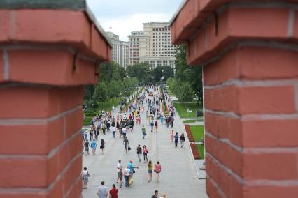 Москва. Люди гуляют по Александровскому саду.