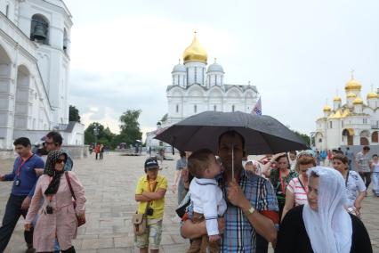 Московский Кремль. Люди гуляют по Соборной площади.