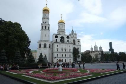 Московский Кремль. Колокольня Ивана Великого и Успенская звонница на Соборной площади.