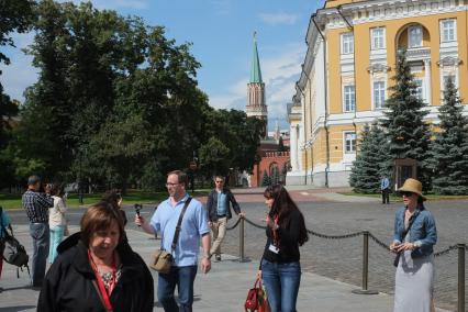 Люди гуляют по Московскому Кремлю.