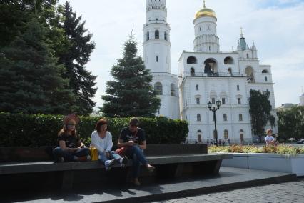 Московский Кремль. Колокольня Ивана Великого и Успенская звонница на Соборной площади.