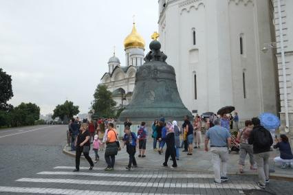 Московский Кремль. Царь-колокол на Соборной площади.