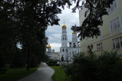 Московский Кремль. Архангельский собор (слева) и колокольня Ивана Великого и Успенская звонница на Соборной площади.