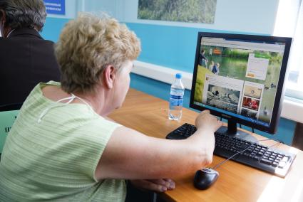 Бабушка-участница чемпионата по компьютерному многоборью среди пенсионеров. Екатеринбург