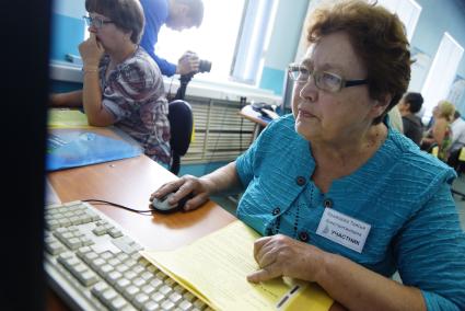 Бабушка-участница чемпионата по компьютерному многоборью среди пенсионеров. Екатеринбург