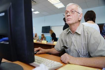Дедушка-участник чемпионата по компьютерному многоборью среди пенсионеров. Екатеринбург