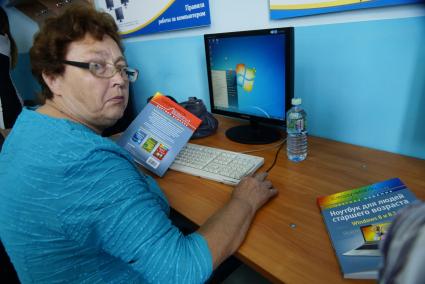 Бабушка-участница чемпионата по компьютерному многоборью среди пенсионеров. Екатеринбург