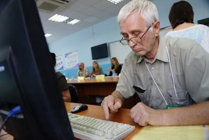 Дедушка-участник чемпионата по компьютерному многоборью среди пенсионеров. Екатеринбург