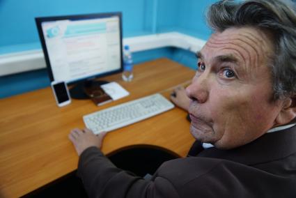 Дедушка-участник чемпионата по компьютерному многоборью среди пенсионеров. Екатеринбург