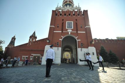 Москва. Почетный Караул у Спасской башни Московского Кремля.