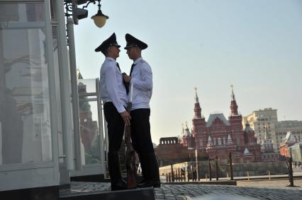 Москва. Почетный Караул у Спасской башни Московского Кремля.