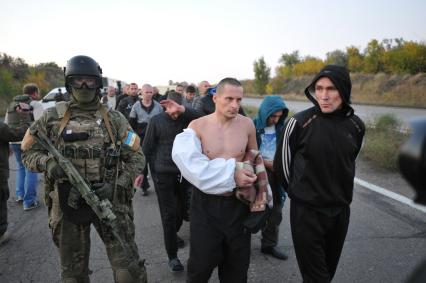 Донецкая область. Украинский военнослужащий (слева) во время процедуры обмена военнопленными, в результате которой были освобождены 60 ополченцев ДНР и 30 украинских военнослужащих.