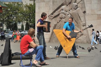 Москва. Уличные музыканты играют у метро `Баррикадная`.