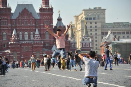 Москва. Мужчины фотографируются на Красной площади.