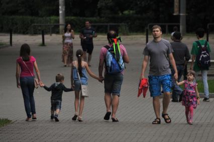 Москва. Люди гуляют в Измайловском парке.