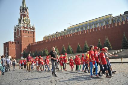 Москва. Участники детской организации `Снегири` идут по Красной площади.