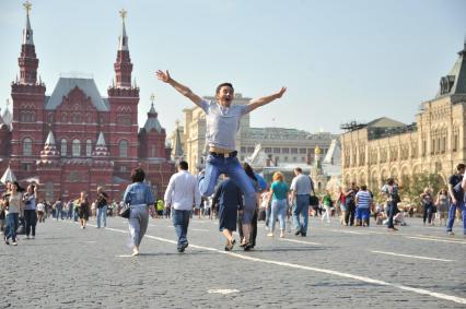 Москва. Мужчина прыгает на Красной площади.