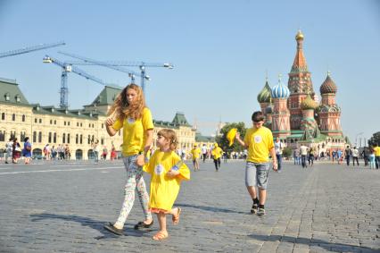 Москва. Участники детской организации `Снегири` идут по Красной площади.